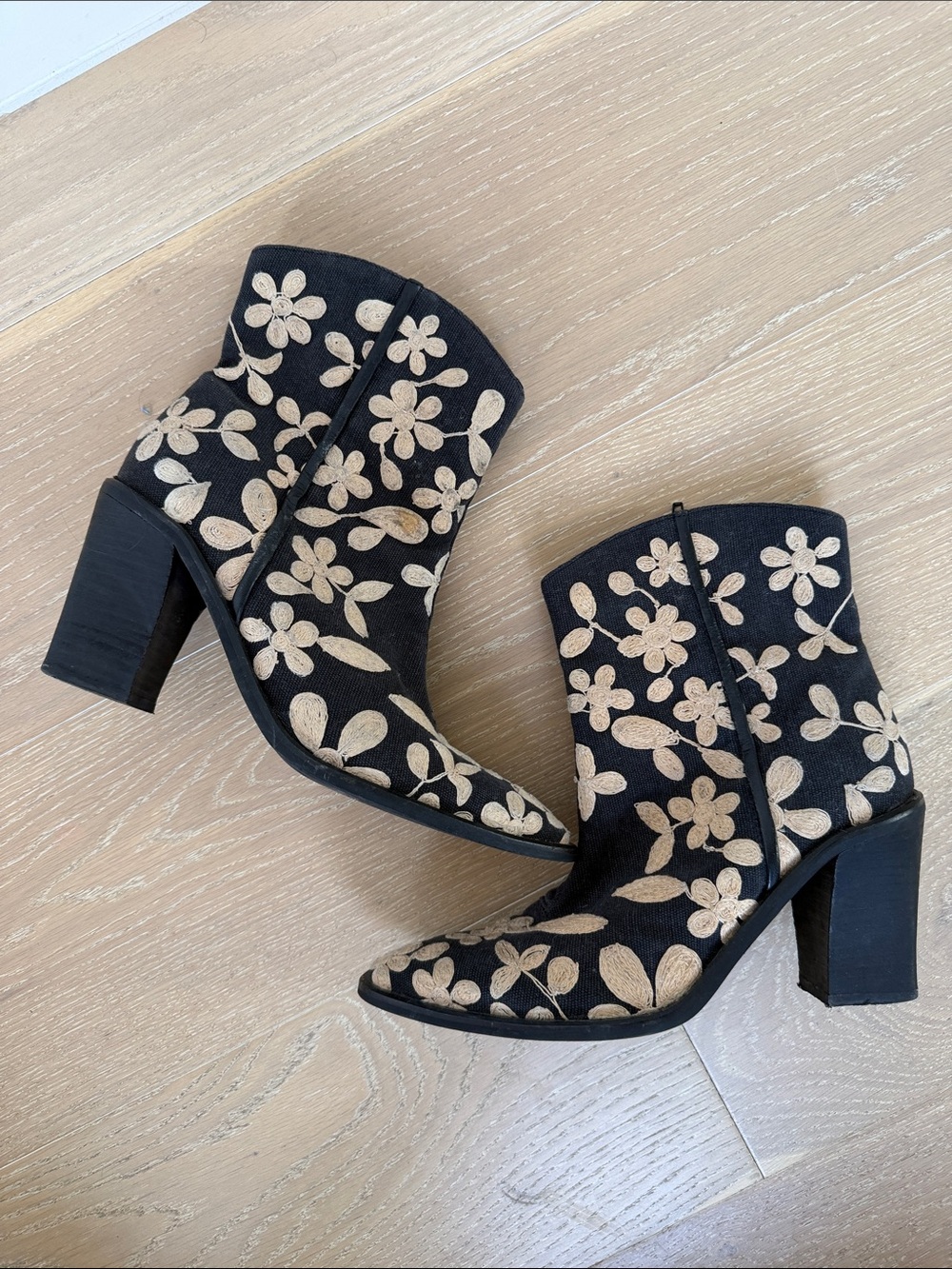 Rare! Vintage Free People Black Ankle Boots with Cream Floral Embroidery